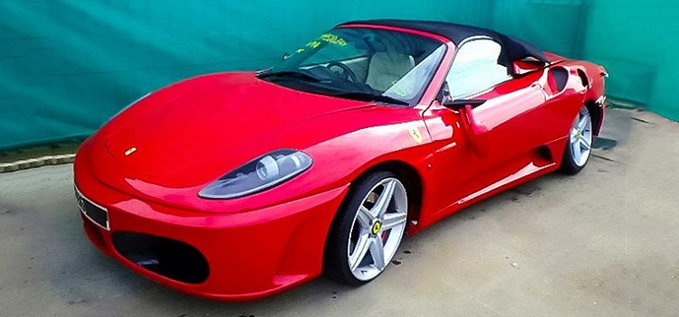 Владелец ненастоящего Ferrari имитировал ДТП